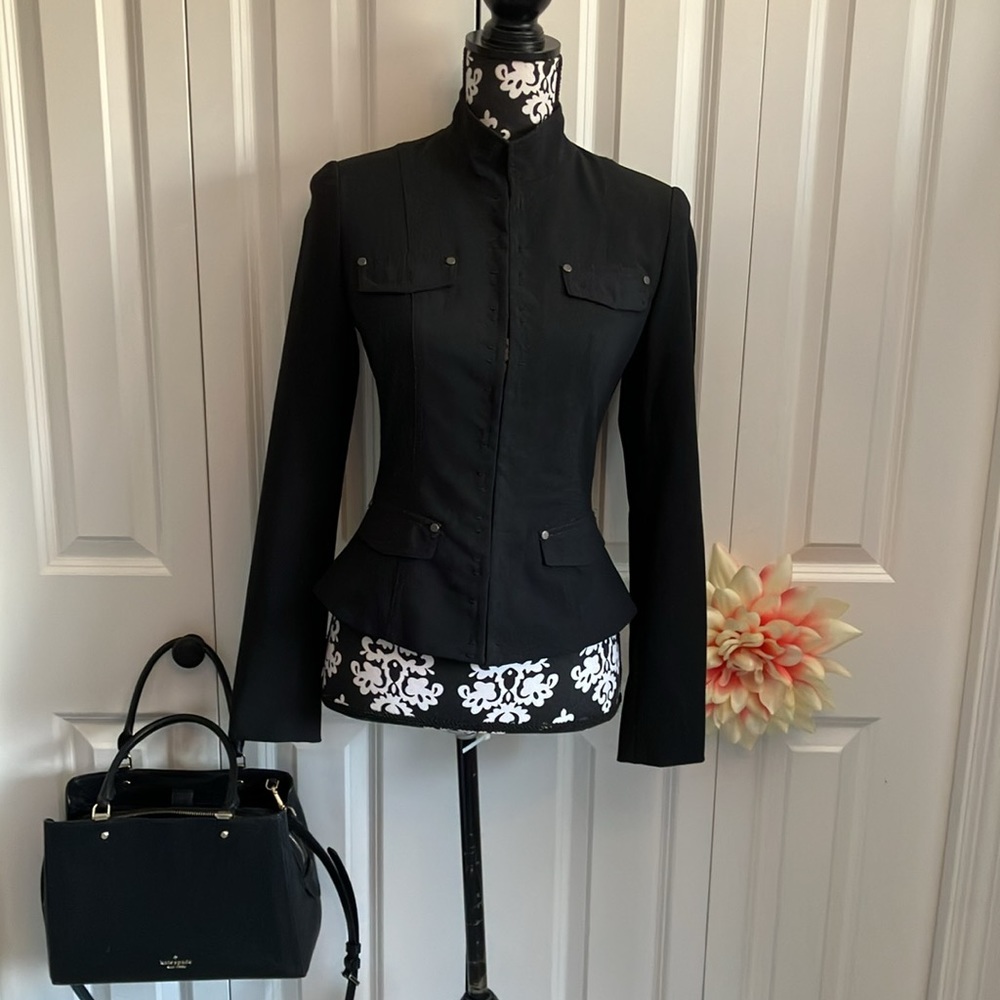 Fabulous Elie Tahari black jacket w/great lines&stitch detail & hook&eye closure